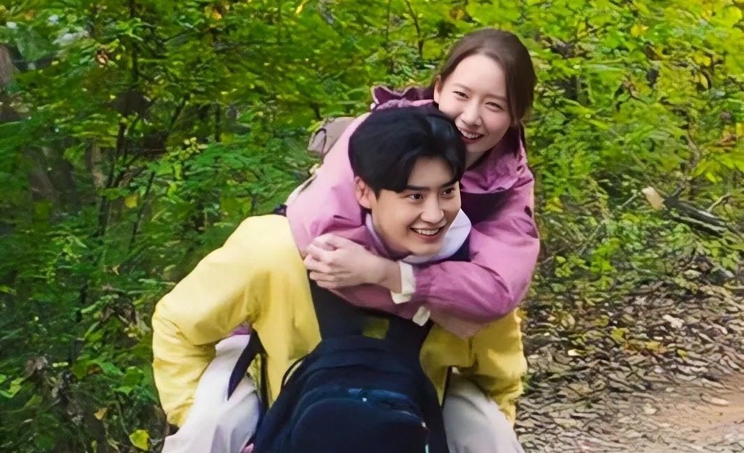 Rainie_mikevid's tweet photo. Q: One sentence to describe Park Changho?

JongSuk: "A man who lives with Miho is his driving force."

I'M NOT OKAY.
#YoonA #LeeJongSuk #BigMouth 
#빅마우스 #윤아 #이종석 #임윤아 https://t.co/HHp3FrWNd0