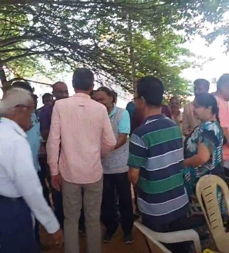 krishnabgowda's tweet photo. So happy to offer Bagina to the full #Narasipura #Lake  along with residents of Vidyaranyapura. 
12 years ago it was a sewage pit. No body could even go near. Over the years it has been developed into an asset for Vidyaranyapura, for environment, for residents. @INCKarnataka https://t.co/8IQVLSxolp