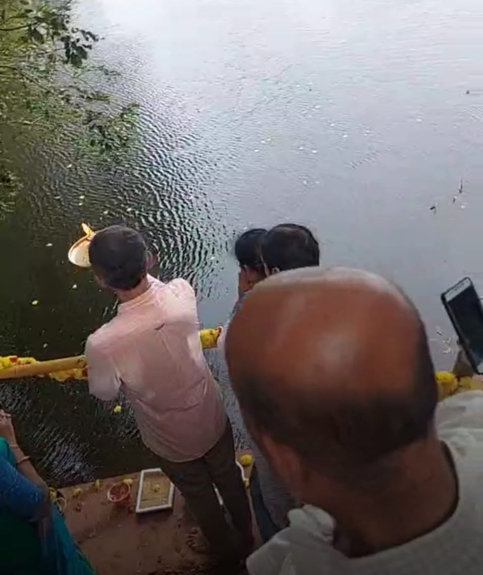 krishnabgowda's tweet photo. So happy to offer Bagina to the full #Narasipura #Lake  along with residents of Vidyaranyapura. 
12 years ago it was a sewage pit. No body could even go near. Over the years it has been developed into an asset for Vidyaranyapura, for environment, for residents. @INCKarnataka https://t.co/8IQVLSxolp