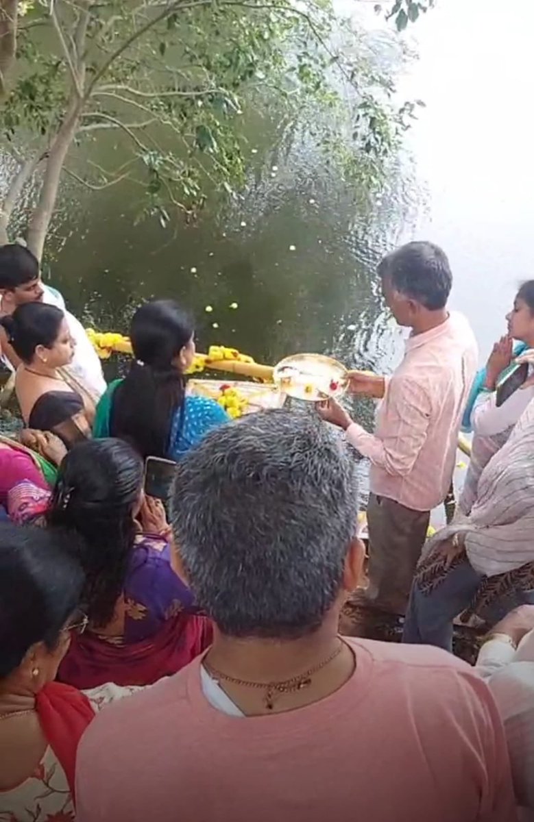 krishnabgowda's tweet photo. So happy to offer Bagina to the full #Narasipura #Lake  along with residents of Vidyaranyapura. 
12 years ago it was a sewage pit. No body could even go near. Over the years it has been developed into an asset for Vidyaranyapura, for environment, for residents. @INCKarnataka https://t.co/8IQVLSxolp