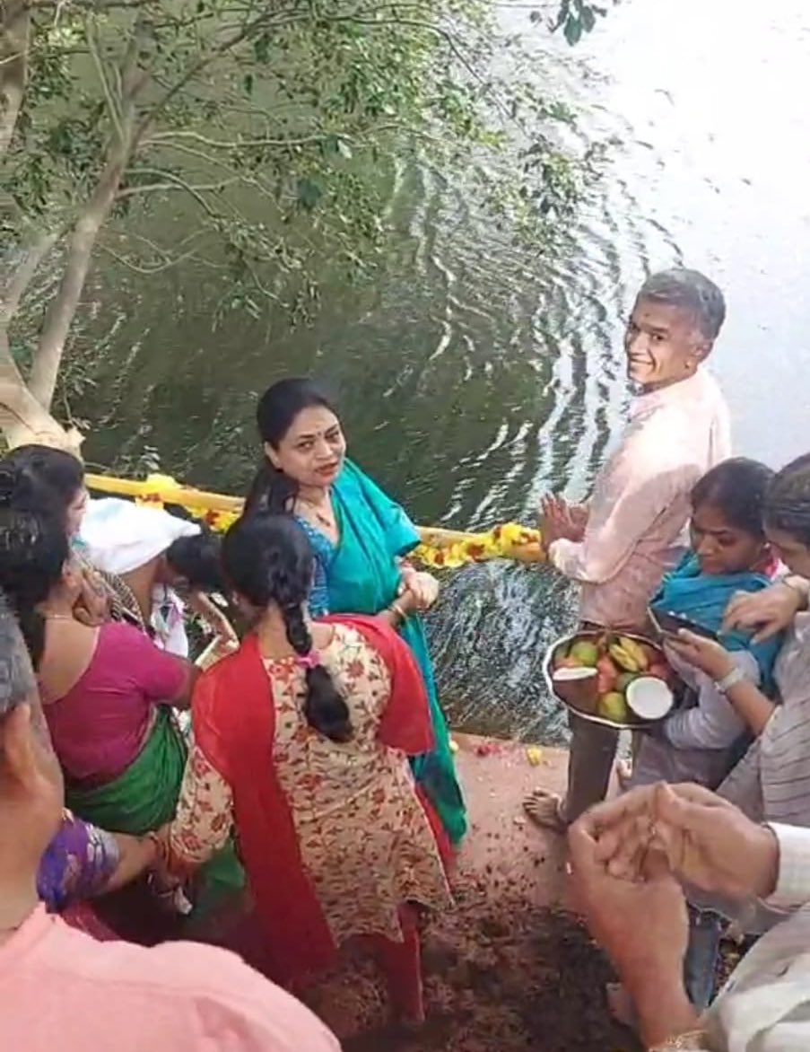 krishnabgowda's tweet photo. So happy to offer Bagina to the full #Narasipura #Lake  along with residents of Vidyaranyapura. 
12 years ago it was a sewage pit. No body could even go near. Over the years it has been developed into an asset for Vidyaranyapura, for environment, for residents. @INCKarnataka https://t.co/8IQVLSxolp
