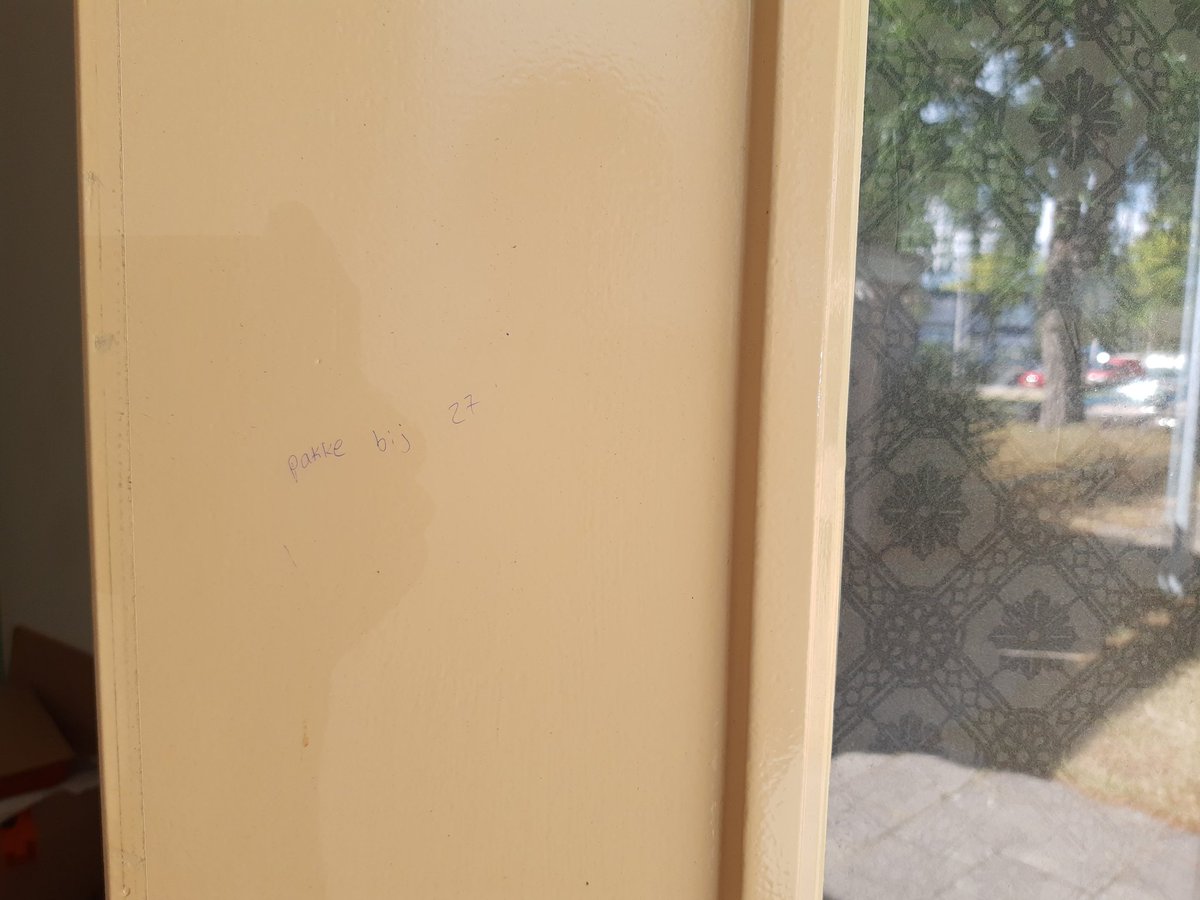 Dus <a href="/PostNL/">PostNL</a> doet tegenwoordig geen niet thuis briefje meer in je brievenbus, ze schrijven gewoon op je deur waar ze het pakketje dat niet naar de buren mag gedumpt hebben. Waar declareer ik professionele schoonmaak kosten of een verf beurt <a href="/PostNL/">PostNL</a> ?