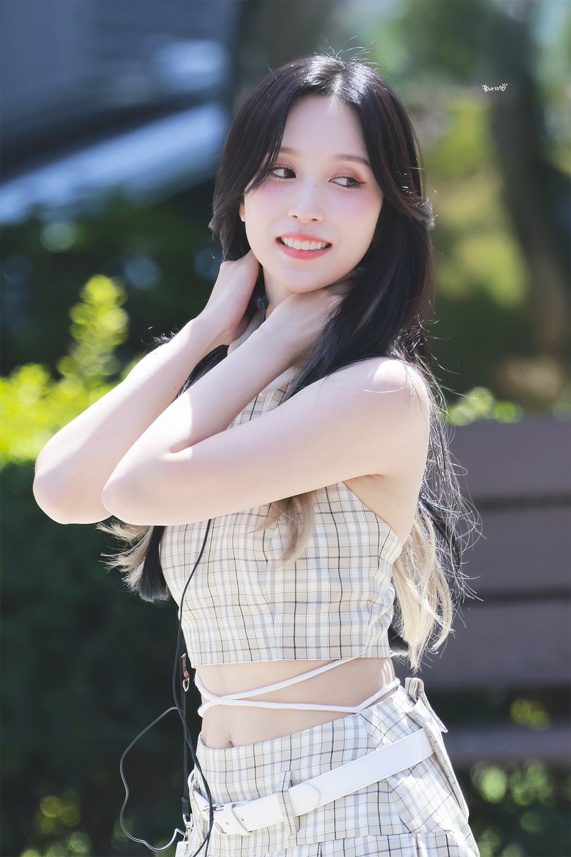godmitzu's tweet photo. Mina is insanely pretty oh my god https://t.co/iWgcCVVgfH