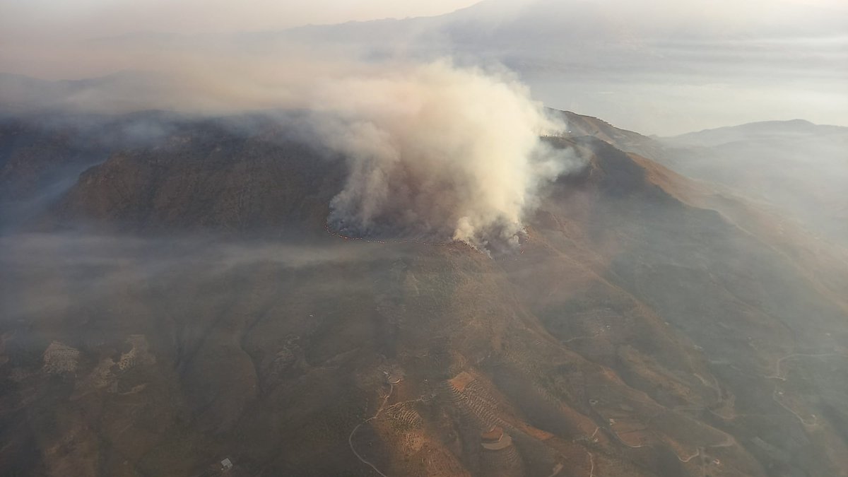 Plan_INFOCA's tweet photo. 🔴#IFLosGuájares, ACTIVO.
Actualización: 
🚁2 kamov, 3 helicópteros y 1 de mando  
✈3 aviones de carga en tierra, 3 FOCA y 1 ACO
🚒UMMT, 2 UNASIF, UMIF y 4 autobombas👨‍🚒170 efectivos por tierra. 

Zona del incendio con mucho humo y fuerte viento. Temperaturas elevadas. https://t.co/D3Y4tnpBOF