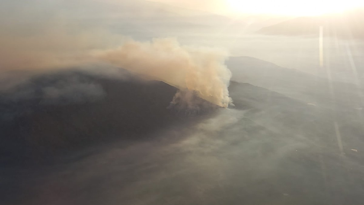 Plan_INFOCA's tweet photo. 🔴#IFLosGuájares, ACTIVO.
Actualización: 
🚁2 kamov, 3 helicópteros y 1 de mando  
✈3 aviones de carga en tierra, 3 FOCA y 1 ACO
🚒UMMT, 2 UNASIF, UMIF y 4 autobombas👨‍🚒170 efectivos por tierra. 

Zona del incendio con mucho humo y fuerte viento. Temperaturas elevadas. https://t.co/D3Y4tnpBOF