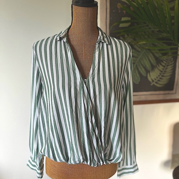 KnitterDawn's tweet photo. So good I had to share! Check out all the items I'm loving on @Poshmarkapp #poshmark #fashion #style #shopmycloset #vintage #beachlunchlounge #bandolino: https://t.co/957BeDLRF1 https://t.co/mgLkEZnvdQ