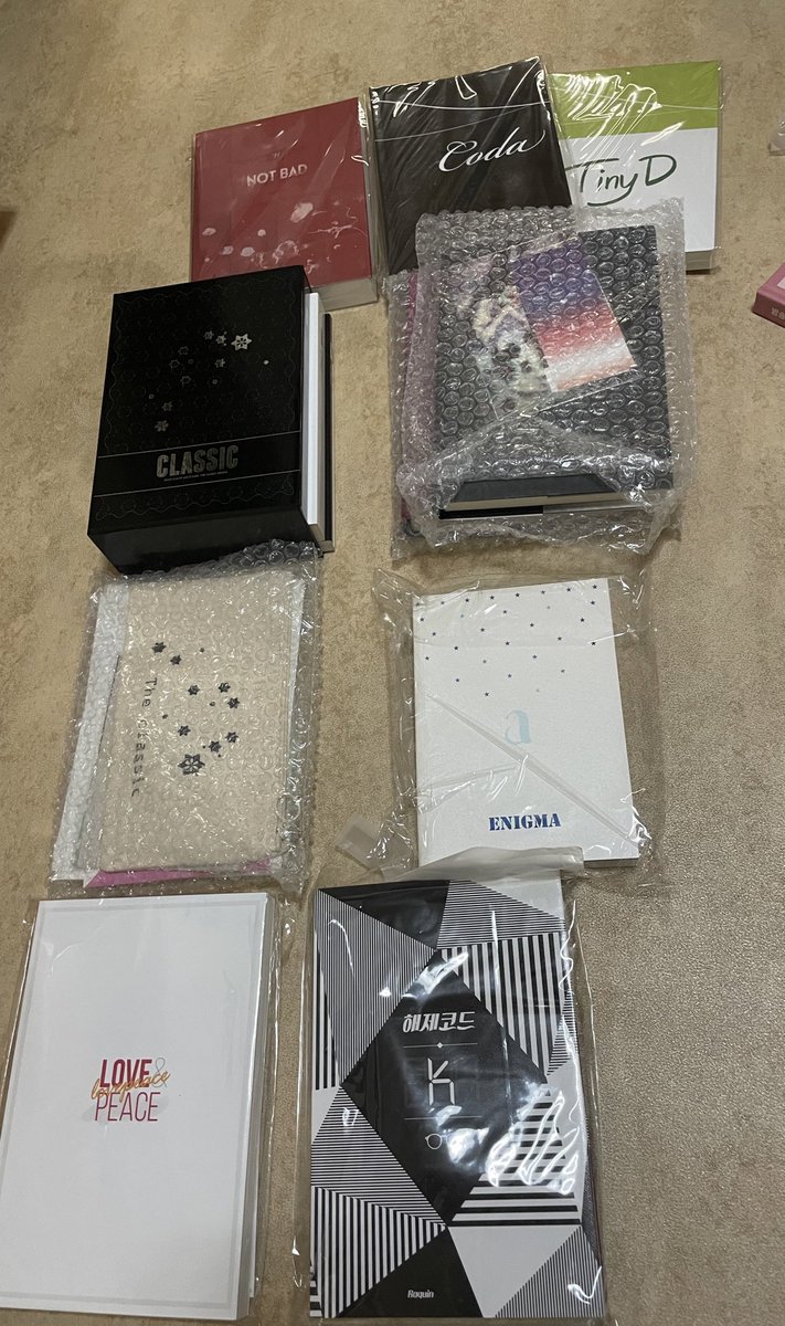 mmongchi's tweet photo. 카디 팬북 소장본 양도 합니다
조군 낫배드 1.5
타이니디 코다 
카디 앤솔로지
건섹드
황제펭귄 
러브앤피스
해제코드k

가격 없는건 전부 1로 받겠습니다
일괄로 여러개 하면 최대한 가격 맞춰드려요 https://t.co/i8jGAL2DWM