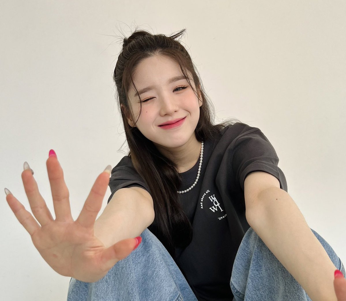 loonaboard's tweet photo. global it girl, jeon heejin https://t.co/pARJsZLzbD