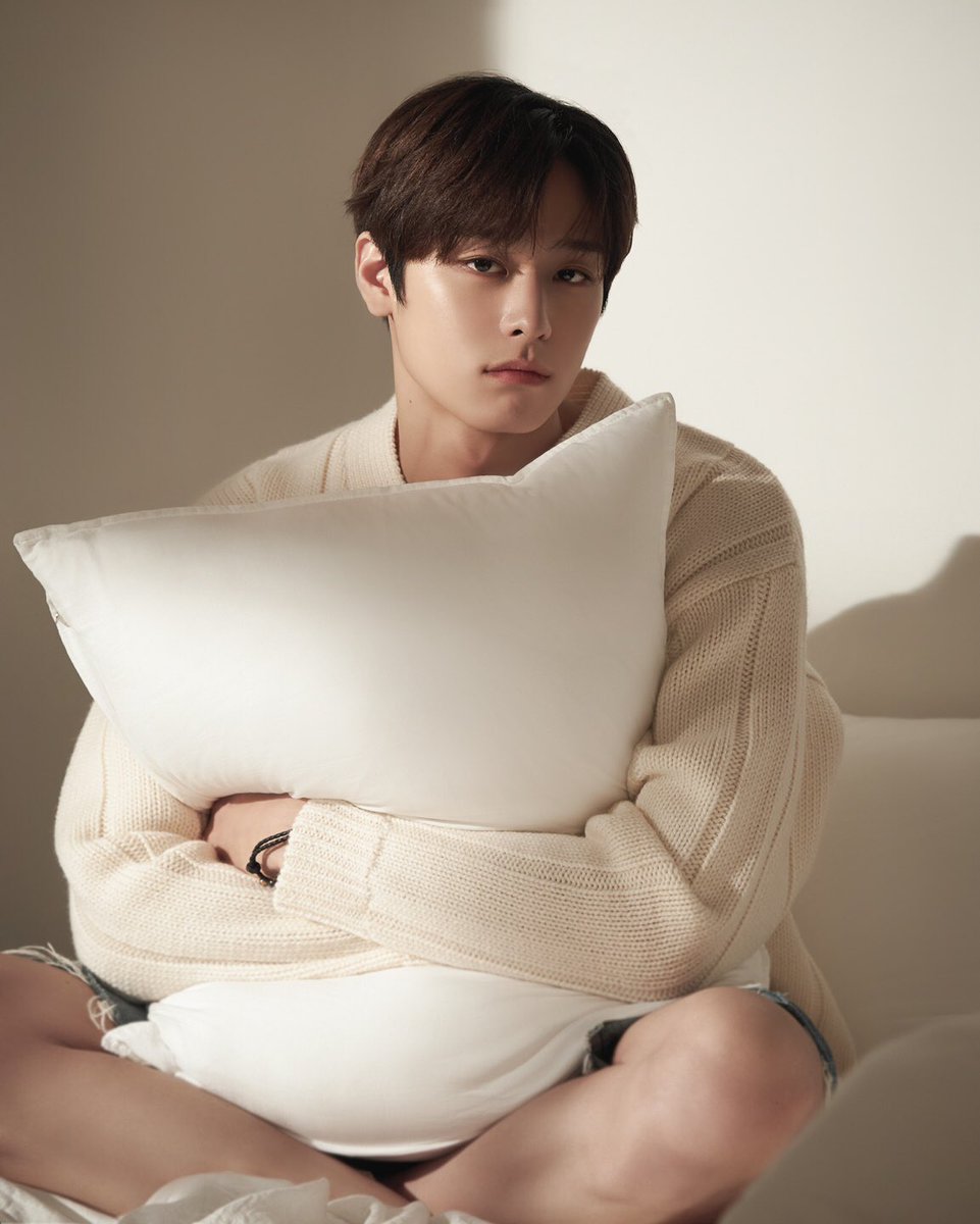 Jhuyeonn's tweet photo. There is nothing better than having a Sunday morning is spent to be with me, don’t you think so? The indescribable warmth and countless joy from the time we will have is priceless which nothing can compare, especially for having your favorite view to wake you up from the slumber. https://t.co/xljU9WVlzB
