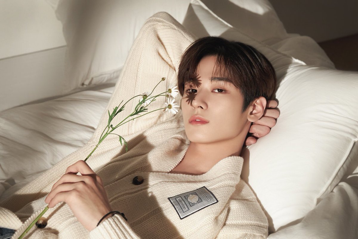 Jhuyeonn's tweet photo. Although the weekend is going to meet its end, I hope the spirit continuously living in you for the new week that will provide you a bloom. Count it as a serotonin booster from me for my The B only, you can have any kind of cuts here as much as you want for the sake of a keep. https://t.co/i4zjZ1MT1h