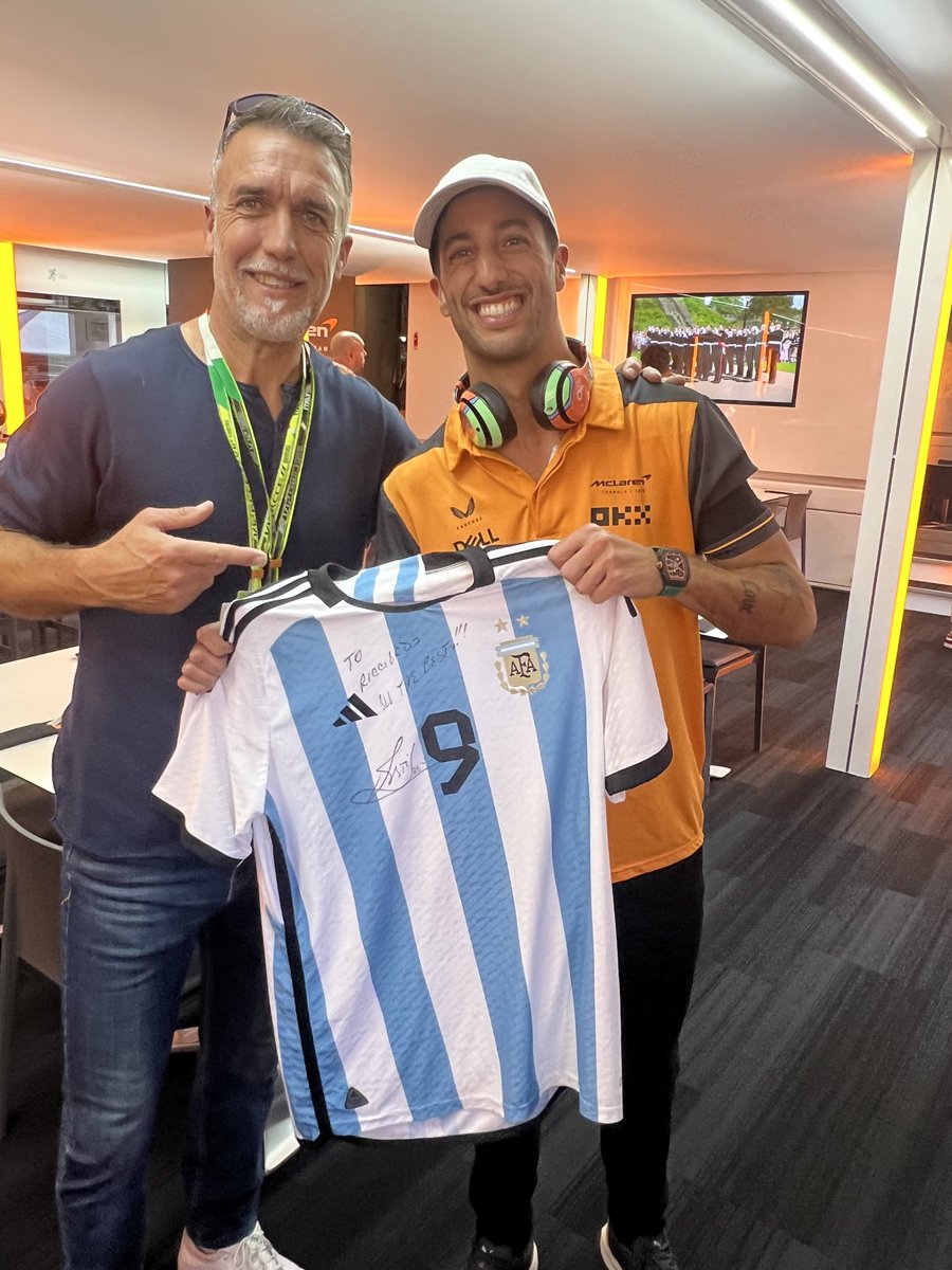 fmcgough's tweet photo. ⁦@GBatistutaOK⁩ le regalo la camiseta Argentina a ⁦@danielricciardo⁩ hoy en Monza! Le deseo suerte en la carrera, y hablaron de cuando el Batí vivió en Perth, Australia. https://t.co/vhbrOvE3Dw