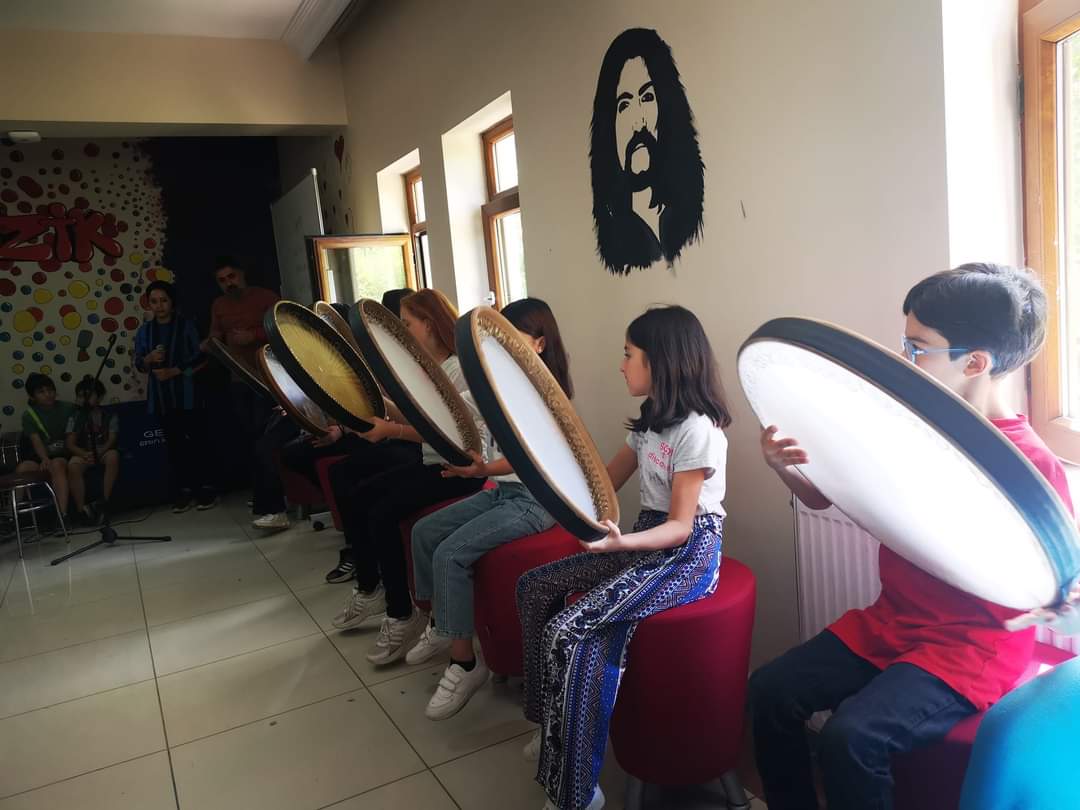 GSB_SuphanGM's tweet photo. 📍 Gevaş Gençlik Merkezi 

Güzel Sanatlar Atölyesi kapsamında bağlama ve erbane  eğitimlerimiz Gençlik Merkezimizde devam ediyor 🎶🎵🎶 https://t.co/NR1KV9evOj