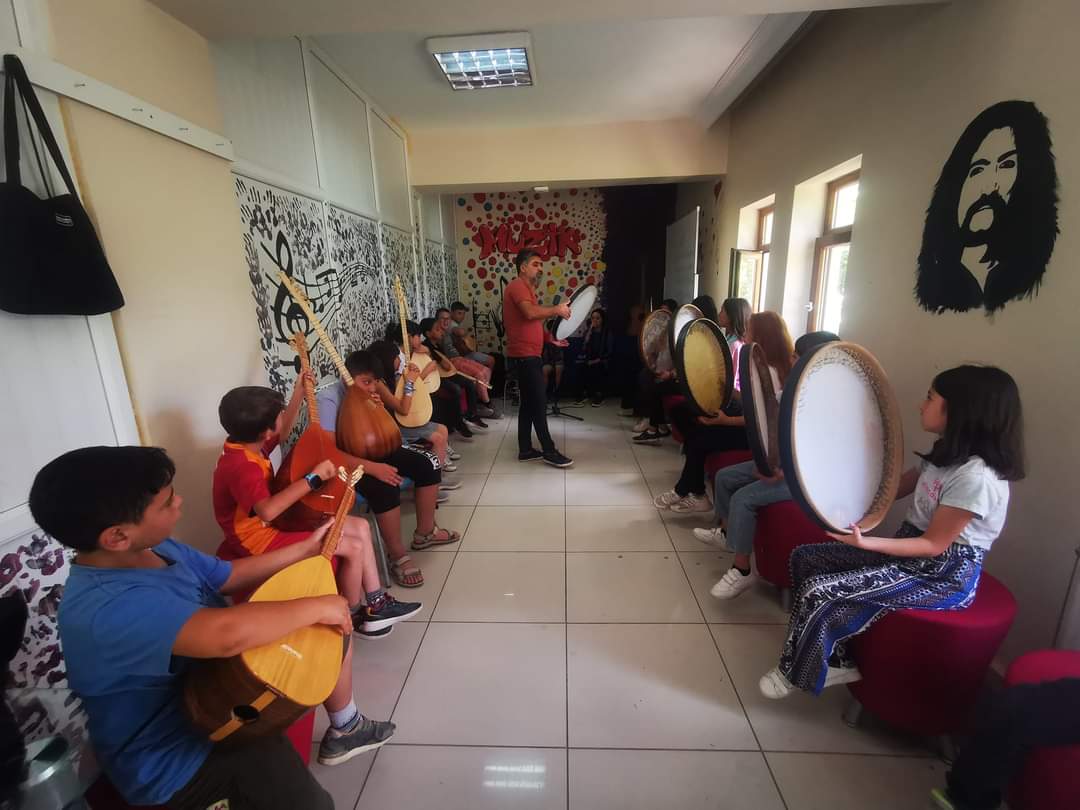 GSB_SuphanGM's tweet photo. 📍 Gevaş Gençlik Merkezi 

Güzel Sanatlar Atölyesi kapsamında bağlama ve erbane  eğitimlerimiz Gençlik Merkezimizde devam ediyor 🎶🎵🎶 https://t.co/NR1KV9evOj