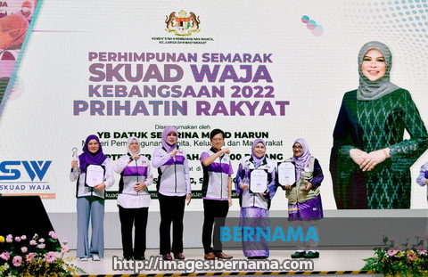 BERNAMA RADIO (@bernama_radio) on Twitter photo Dengan sasaran sejuta ahli Skuad WAJA menjelang hujung tahun ini, KPWKM mahu hapuskan semua bentuk penderaan, keganasan atau penindasan terhadap kaum wanita - <a href="/RinaMohdHarun/">Rina Mohd Harun</a>
bernama.com/bm/am/news.php… Dengan sasaran sejuta ahli Skuad WAJA menjelang hujung tahun ini, KPWKM mahu hapuskan semua bentuk penderaan, keganasan atau penindasan terhadap kaum wanita - <a href="/RinaMohdHarun/">Rina Mohd Harun</a>
bernama.com/bm/am/news.php…