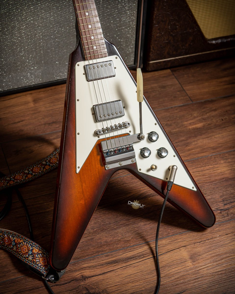 DeeBeeUs's tweet photo. 2002 #Gibson Custom Historic ‘67 #FlyingV. It turned 20 this year and I didn't even celebrate!
Strap by @tomsvintagestraps
#gibsonflyingv #guitar #guitars #gibsoncustom #customshop #gibsonguitars #guitargear #vintagegear #guitarsdaily #gibsonsofinstagram #guitarphotography https://t.co/PflxdY1nSW
