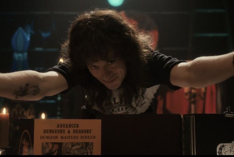 dostuyokvski's tweet photo. i love how eddie munson is a art person
he’s playing guitar
he designed hellfire t-shirts
he stitched his vest (dio thing on the back)
he’s a drama kid (and he has a costume in his wardrobe) https://t.co/novBWcThkR