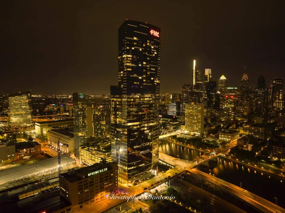 bullymac55's tweet photo. Hey Philly.. you look AMAZING bathed in GOLD last night in honor of children and families fighting pediatric cancer!!! 
#Philly #GoGold #lightupPhillyGold #CCAM #FMC  #ciragreen #PyramidClub #benfranklinbridge #boathouserow #libertycenter  #ForJake #letsroll #phl https://t.co/z9O9VhoBqg