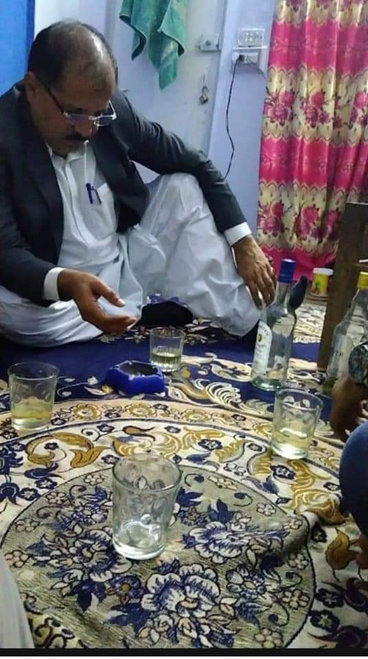 rahman_halepoto's tweet photo. Registrar Shah Abdul Latif University Khairpir
#Reopen_SALU_Khairpur
@hecpkofficial 
@HEC 
@ImranKhanPTI 
@Dua_Haleem 
@HaleemAdil 
@PakPMO 
@MuradAliShahPPP 
@AsadUmarPTI1 https://t.co/m6DsI7UFvg