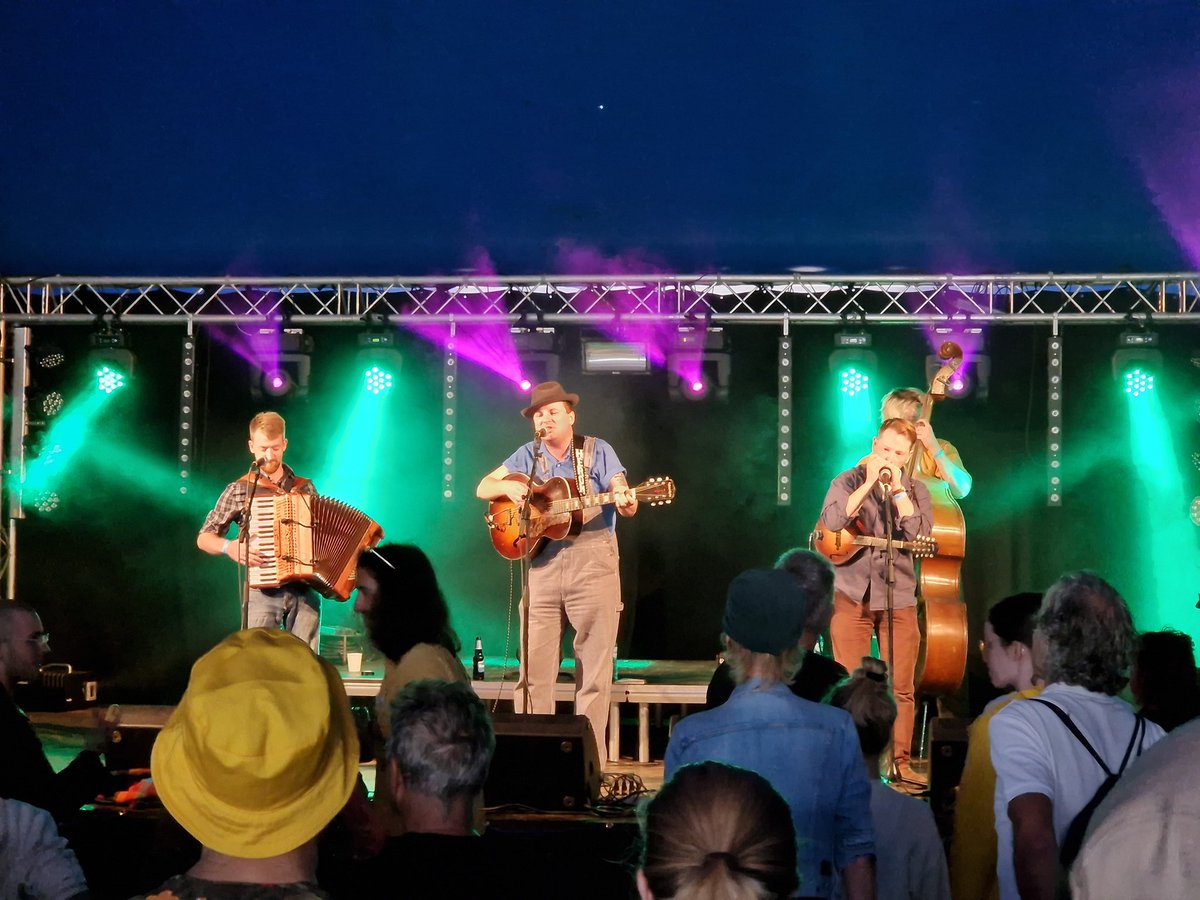 ArjandeVet's tweet image. Dat was lekker ontwaken met muzikale duizendpoot Robin van Saaze (Drive Like Maria, Litzberg, Kitty Kitty Tuna). Verder met Rob Heron &amp;amp; The Tea Pad Orchestra. Volgens @03HT zagen we die ook eerder op @Grasnapolsky. #mf22 #MistyFields