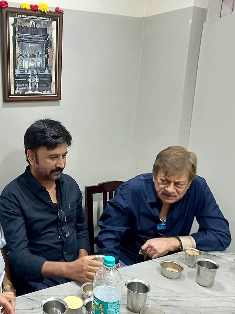 VidyarthiBhavan's tweet photo. 'ಪ್ರೀತಿಯಿಂದ ರಮೇಶ್ - ಯಶಸ್ಸಿನ ಸರಳ ಸೂತ್ರಗಳು' ಪುಸ್ತಕದ ಲೋಕಾರ್ಪಣೆ ನಂತರ, ಇಂದು, ನಮ್ಮ ಆಪ್ತರಾದ ಜೋಗಿ ರವರು ಖ್ಯಾತ ನಟರಾದ ಶ್ರೀ ಅನಂತನಾಗ್ ದಂಪತಿ, ಶ್ರೀ ರಮೇಶ್ ಅರವಿಂದ್  ದಂಪತಿ ಹಾಗೂ ಝೀ ಕನ್ನಡದ ಶ್ರೀ ರಾಘವೇಂದ್ರ ಹುಣಸೂರ್ ರವರೊಂದಿಗೆ ವಿದ್ಯಾರ್ಥಿ ಭವನಕ್ಕೆ ಭೇಟಿ ನೀಡಿದರು. https://t.co/4AzU4P6nHd