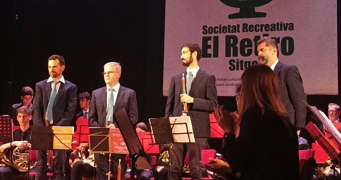 Ahir la nit vam tenir la sort de poder tornar a Sitges amb l’espectacle 50+20 juntament amb la Banda de Música Mestre Montserrat. Xalem, gaudim i disfrutem tocant al costat de tants grans músics!!!😍
#gralla #banda  #lapregonera22 #dinapontusapocalipsifinaltour <a href="/EscoladGrallers/">Escola de Grallers de Sitges</a>