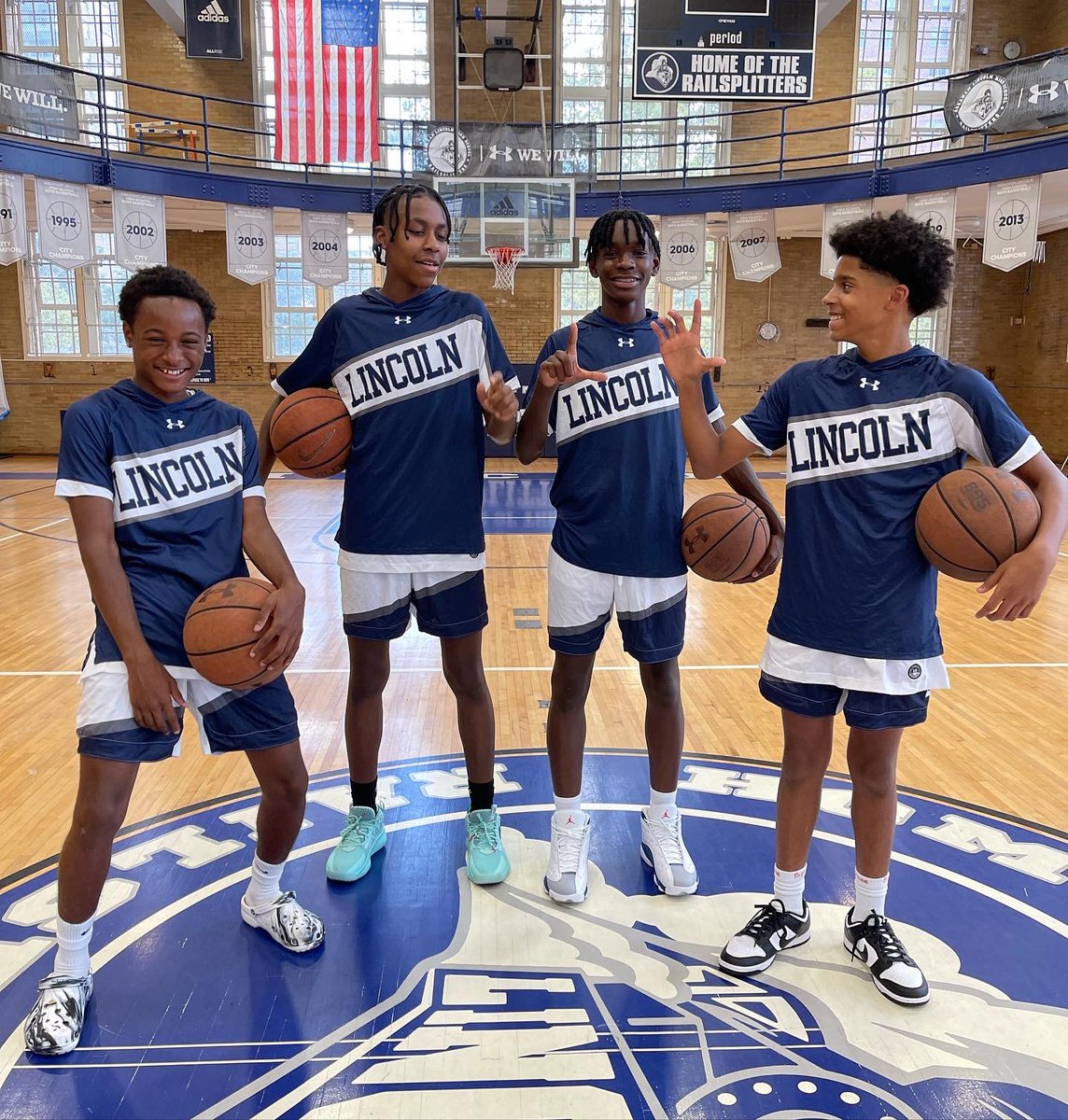 CoachDeanBK's tweet photo. Manifest Destiny 🔵⚪️🎡🎢 #BabySplitters #LincolnBasketball #ConeyIsland #Brotherhood #FromAAUtoPSAL 🏀 https://t.co/yIXS0njuLc