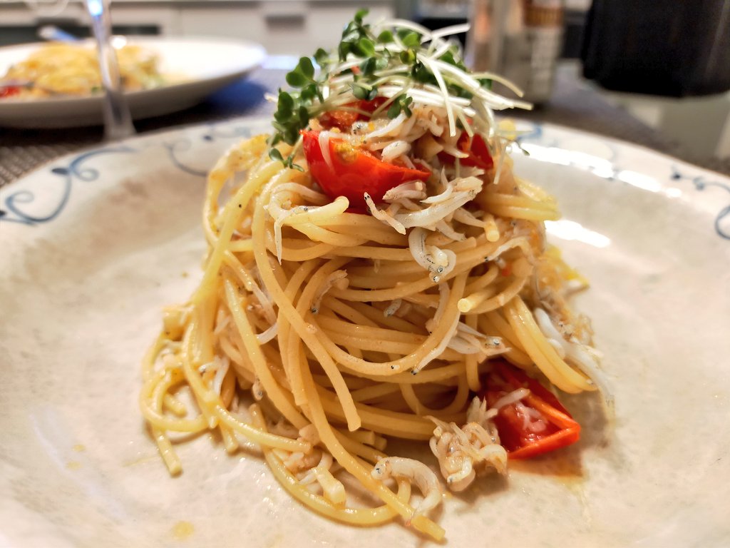 今日の晩酌第2弾 しらすとミニトマトのペペロンチーノ🐟💨