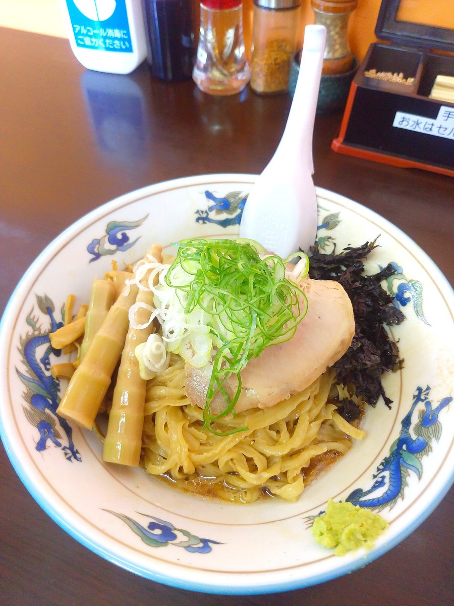 s_shira_918's tweet photo. #中華そば琴の 

先日の出来事

太麺中華そば
と
山形牛の油そば

旨かった♡

ご馳走様でしたーεε＝(((((ﾉ･ω･)ﾉ

 #ラーメン
 #中華そば
 #本日の限定メニュー
 #鶴岡市  #羽黒町
 #KASHEROW  #Tシャツ
 #定休日
 #ショーゴさんのまねしてみた 
 #服着てるけどね https://t.co/1PS6AvVMH3