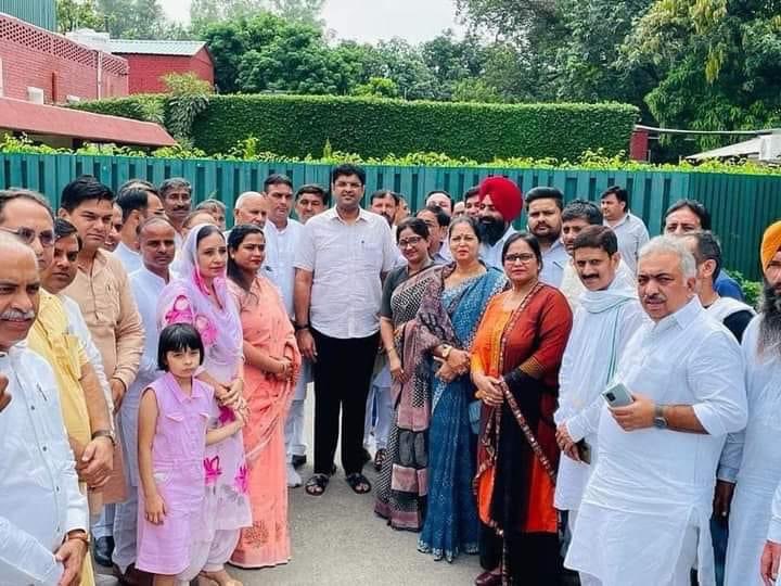 jjpuchana's tweet photo. हरियाणा नगर परिषद एवं नगर पालिका अध्यक्ष एसोसिएशन का प्रतिनिधिमंडल माननीय उपमुख्यमंत्री श्री @Dchautala जी से उनके चंडीगढ स्थित निवास स्थान मिला https://t.co/QiAhibbjBN