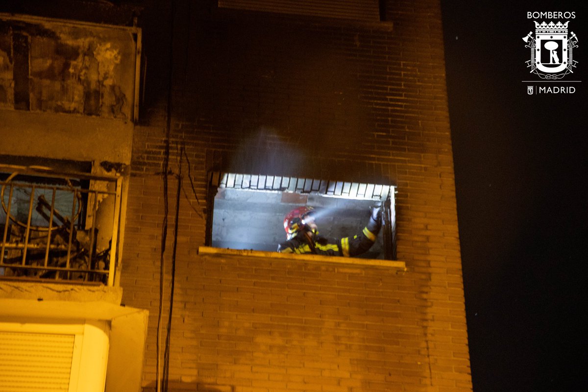 BomberosMad's tweet photo. Esta madrugada hemos tenido un incendio en fase de total desarrollo en una 3ª planta de la c/ Calamón. Lamentablemente han fallecido dos personas y un perro. Han sido atendidos 3 bomberos, dos con quemaduras leves. https://t.co/KA8AHw45Lc