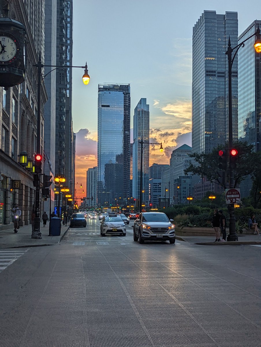 DigitalWayGroup's tweet photo. #IMTS2022 
#ChicagoSunset https://t.co/OWRJIxW2BT