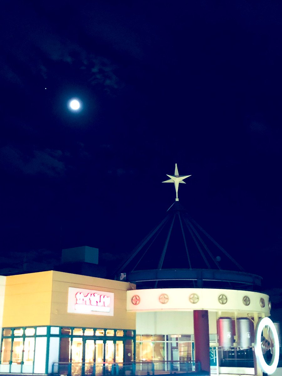 🌕月と星のコラボレーション⭐️

＃さいたま市 のショッピングモール ＃ステラタウン にて月と星の共演を発見！

１日遅れの「＃中秋の名月」ですが、＃星の王子さま が登場しそうな雰囲気で撮れました📸