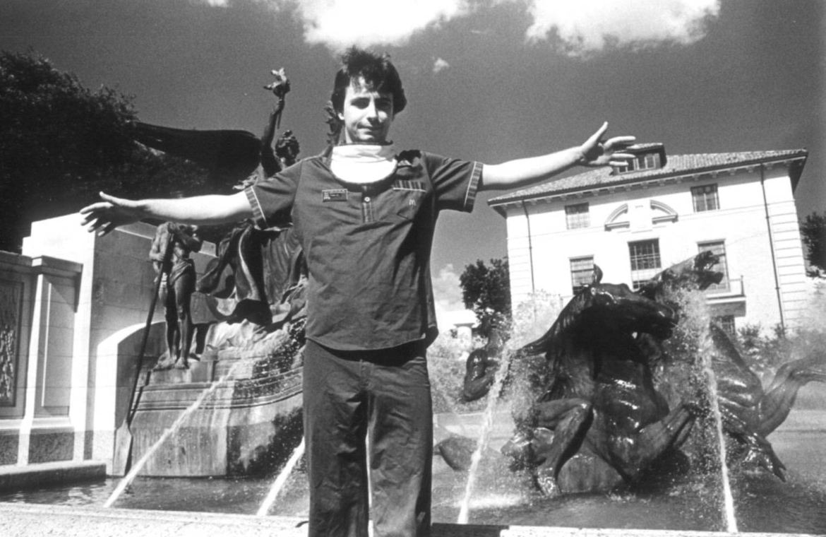 lindiependente's tweet photo. "Austin, Texas. 1985.
Un adolescente magro e un po’ strano, arrivato in town da poco, gira per le vie della città fermando chiunque gli capiti a tiro per dargli le sue cassette."

Daniel Johnston ci lasciava 3 anni fa, l'articolo di Simone Fiorucci. 
https://t.co/EYWtUTk4Ef https://t.co/8lnWSvikXb