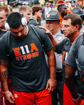 ClemSportNews's tweet photo. #ELLASTRONG guys say a Prayer for the Bresee Family and Ella.. She was rushed to ER on FRIDAY and life-flighted back to Maryland. #CLEMSO let's get behind Bryan and support them with uplifting prayer and start underneath this post, use comments for prayers or uplifting comments https://t.co/dZSkxv5VDf