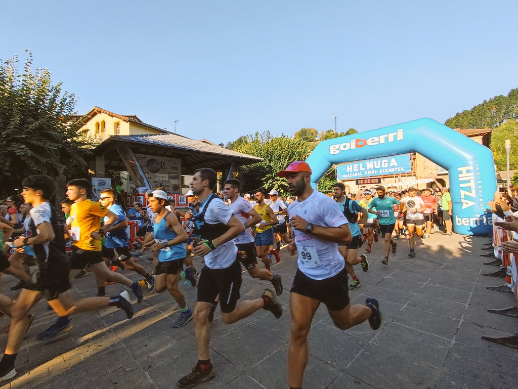 idiazabaludala's tweet photo. 🏃♀️🏃♂️Ehundaka korrikalari Idiazabalgo #AxariTrail mendi lasterketan https://t.co/Ldxy7V2q5u