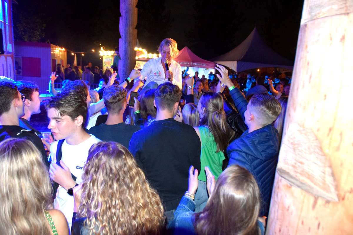 De foto's van het geweldige optreden van <a href="/schuurmansrene/">rene schuurmans</a> <a href="/melisound/">Meli Sound</a> bij het Paalklimmen in Wijbosch staan in mijn fotoalbum jeanne-mathijssen.magix.net/alle-albums/!/…