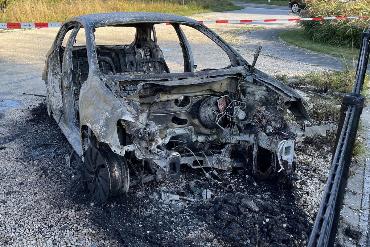 112meerlanden's tweet photo. #Zwanenburg – Gestripte wagen in brand op parkeerterrein Turkish Airlines monument - https://t.co/fUuTt6yetf #autobrand #gestript #haarlemmermeer https://t.co/PS6M2DWX11