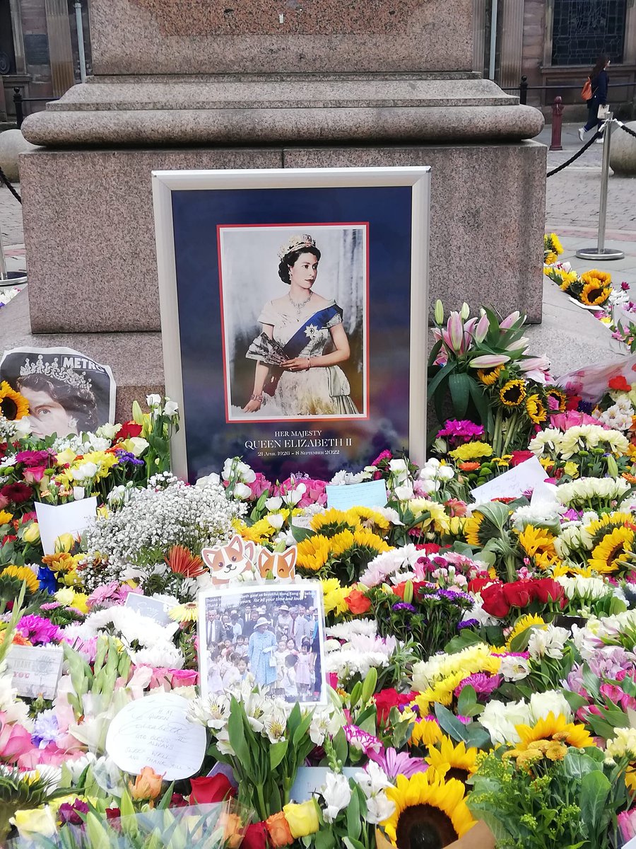 husseinalalak's tweet photo. In the UK city of #Manchester tributes are on display. @PScotlandCSG, the @commonwealthsec, said Queen Elizabeth’s “partnership with generations of world leaders and their people, particularly the young” had "brought ever-more life and meaning to her service.” https://t.co/I3BiFFjzSH