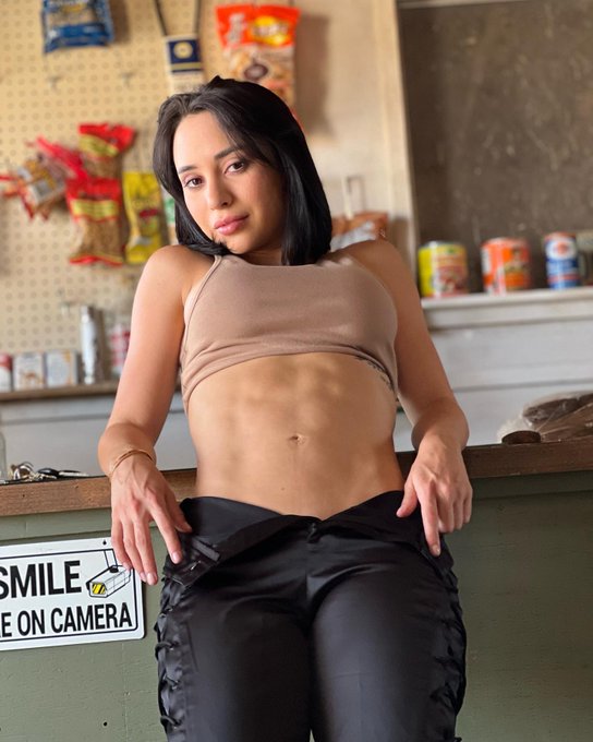 No tengo nada abajo. 🙈 https://t.co/crF6RJJ8jv https://t.co/TWOlpXybdF