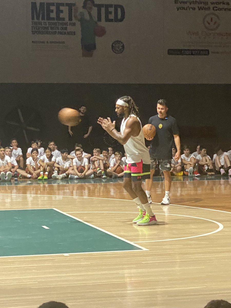 BaileyThom1's tweet photo. 🇦🇺🏀 Huge thanks to @Patty_Mills &amp; @DJSackmann for training us at @HillsHornets yesterday. One of the best camps yet. 😤 https://t.co/rWVuG6yEMn