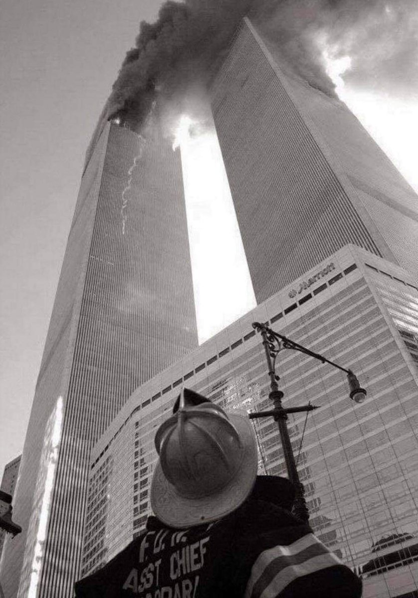 #11septembre2001
N'oublions jamais 

N'oublions jamais 🙏 les victimes de cet acte barbare, avec une pensée toute particulière pour les 343 soldats du feu, membres du <a href="/FDNY/">FDNY</a>, qui perdaient la vie en tentant de sauver celle des autres 🇺🇲.
#NeverForget