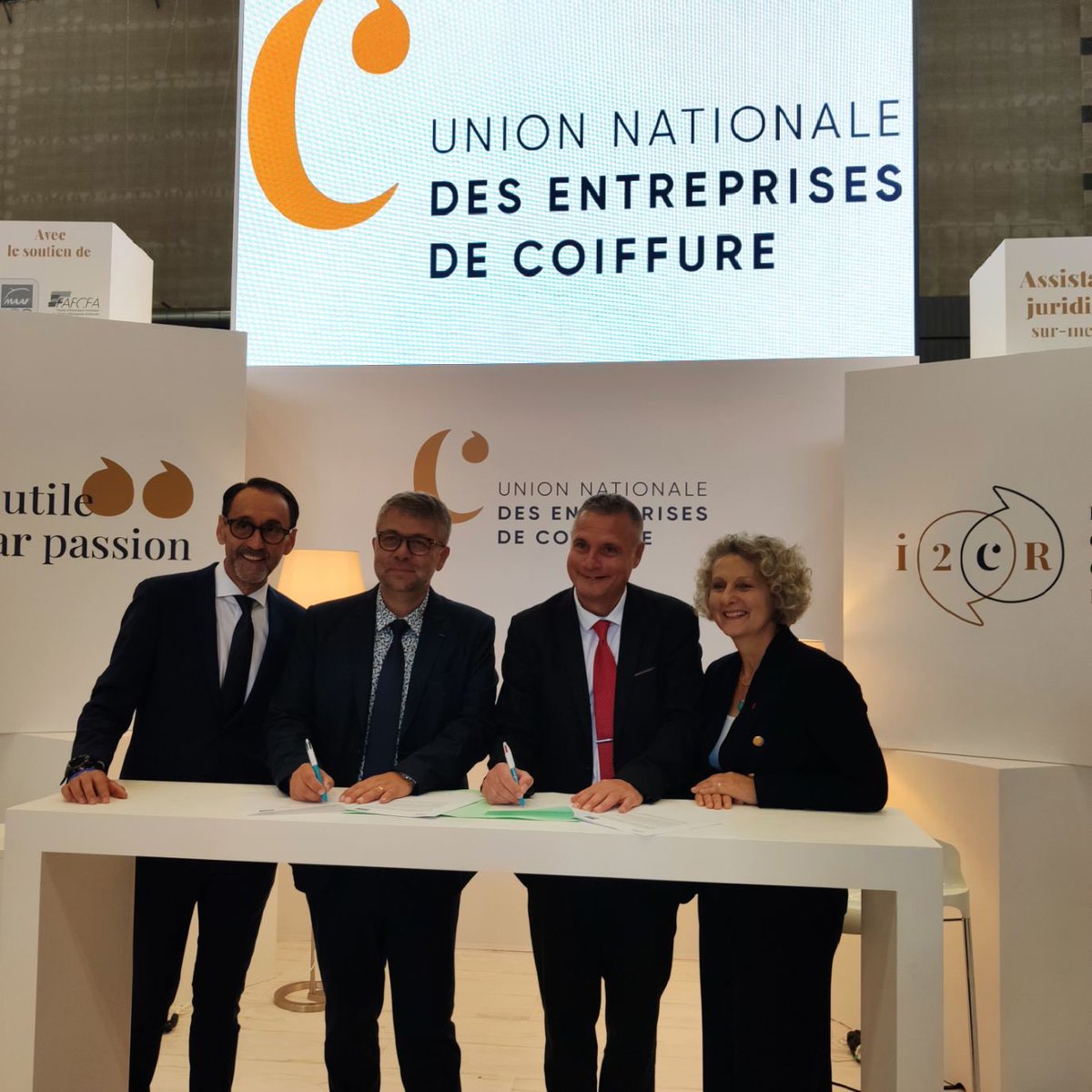 MAAFAssurances's tweet photo. MAAF renouvelle son soutien à l'@UNEC_Officiel et s’engage à nouveau auprès de l’artisanat de la coiffure. 
Valoriser les métiers de nos artisans, c'est #MAAFaçonDêtre. 
#MAAFPRO https://t.co/dHKit0C0ql