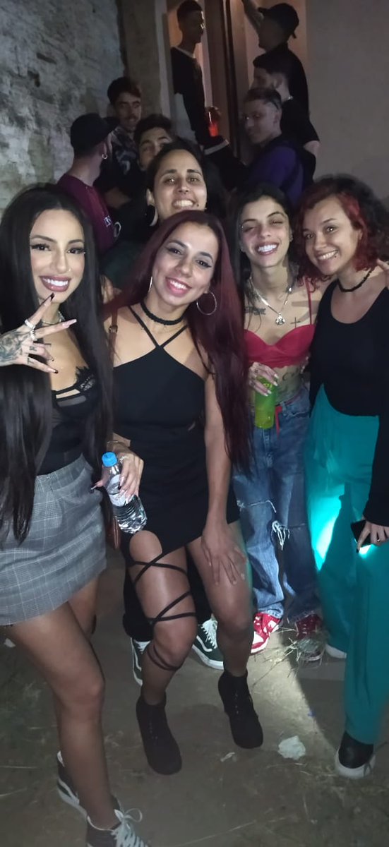 B_lovebuzZ's tweet photo. Quem não chora não mama minha gente! Acabei de pedir pra dar um beijo no rosto da @dressokitas 🥲
eu de um lado e a @_saDttarius do outro, ao mesmo tempo pq somos um casal moderno! 💋🔥 #hyperanhas originaaaal https://t.co/eD2k0zVDuB