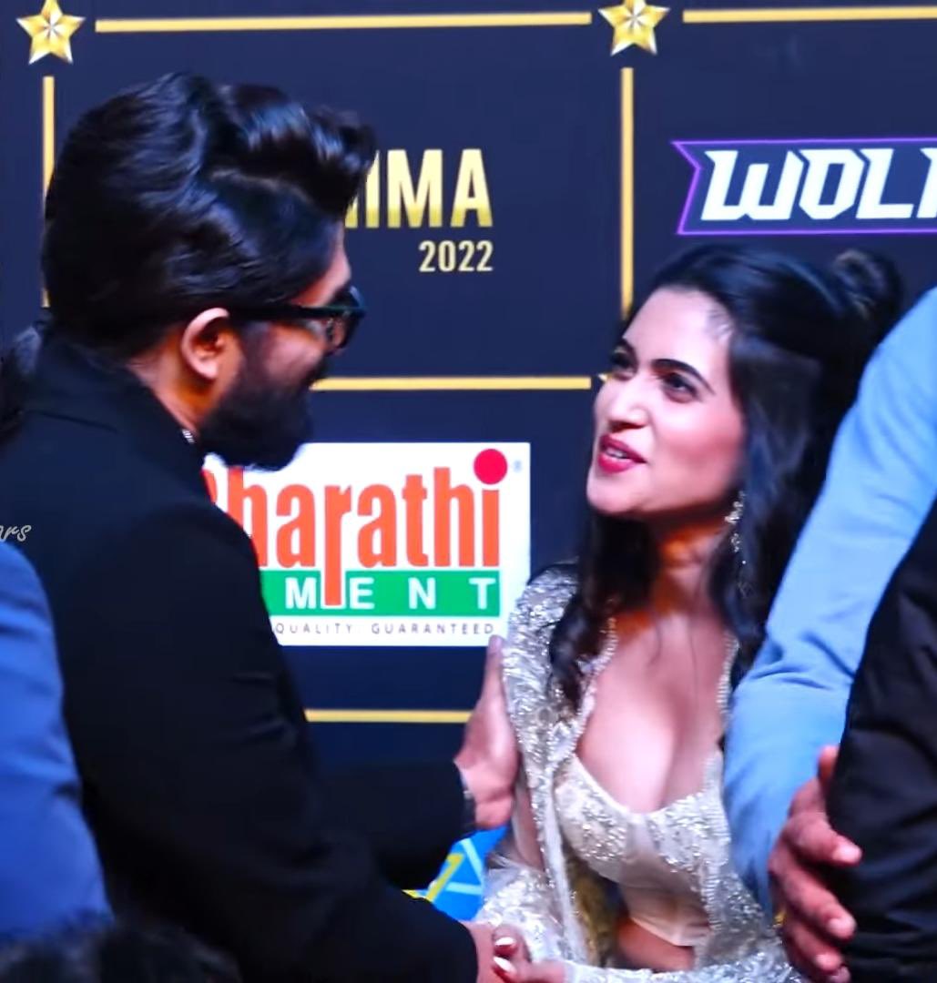 urs_sravanthi's tweet photo. Nothing to express just
 I love u #bunnybabu @alluarjun ❤️

#SIIMA2022 https://t.co/ZERVieOC2V