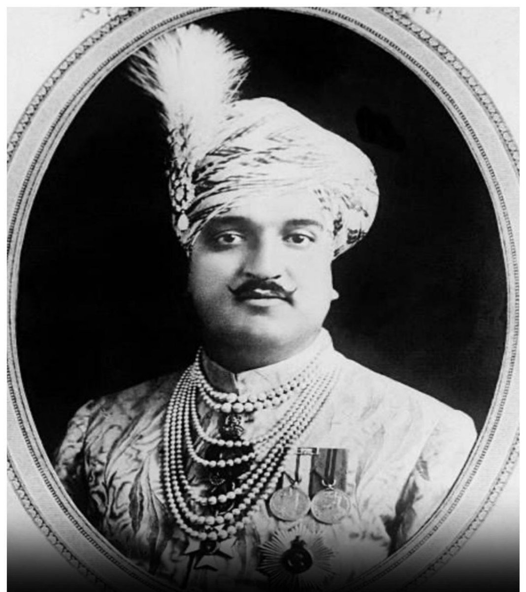 VikrantJK08's tweet photo. Farsighted, Maharaja Hari Singh did number of reforms for the welfare of general public. He stood up for Indian cause before anyone else in Round table conference of London in 1930. A holiday on his birth anniversary will be a tribute to him.
#declare23septasholiday https://t.co/iOuTBPSWfL