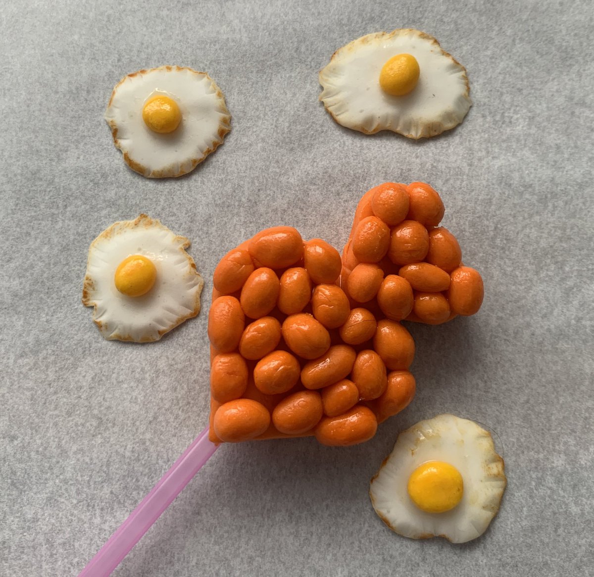 marybethxx6's tweet photo. Nothing says I love you like a baked bean heart and a fried egg 🍳 🤔 #cakeprep #cake #cakeart https://t.co/6hjARJSLA3
