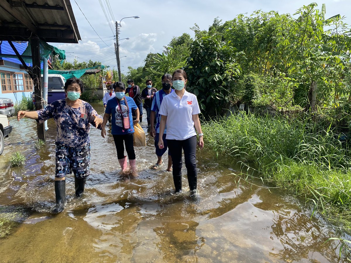 aim_theerarat's tweet photo. ประสานงานเร่งให้ จนท. นำเรือผลักดันน้ำมาช่วยพร่องน้ำในคลอง ประสานไปทาง กทม.ยังไม่มีคำตอบ ตอนนี้จะส่งหนังสือขอความช่วยเหลือไปยังกองทัพเรืออีกครั้ง แต่ถ้าฝ่ายบริหารยังนิ่ง ไม่สั่งการ ข้าราชการก็เกียร์ว่างไปด้วย ที่ทำได้เลยคือออกสำรวจจุดน้ำท่วม ให้กำลังใจชาวบ้านก่อน #น้ําท่วมกรุงเทพ https://t.co/JTEo0jSSy2