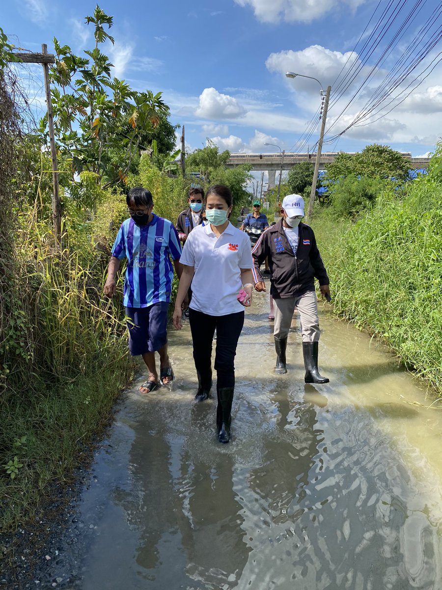 aim_theerarat's tweet photo. ประสานงานเร่งให้ จนท. นำเรือผลักดันน้ำมาช่วยพร่องน้ำในคลอง ประสานไปทาง กทม.ยังไม่มีคำตอบ ตอนนี้จะส่งหนังสือขอความช่วยเหลือไปยังกองทัพเรืออีกครั้ง แต่ถ้าฝ่ายบริหารยังนิ่ง ไม่สั่งการ ข้าราชการก็เกียร์ว่างไปด้วย ที่ทำได้เลยคือออกสำรวจจุดน้ำท่วม ให้กำลังใจชาวบ้านก่อน #น้ําท่วมกรุงเทพ https://t.co/JTEo0jSSy2