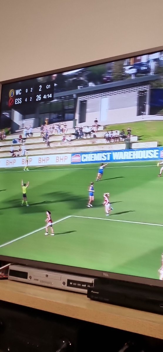 GC2303's tweet image. Bombers girls dominating early on. Much better than the bomber boys 😄