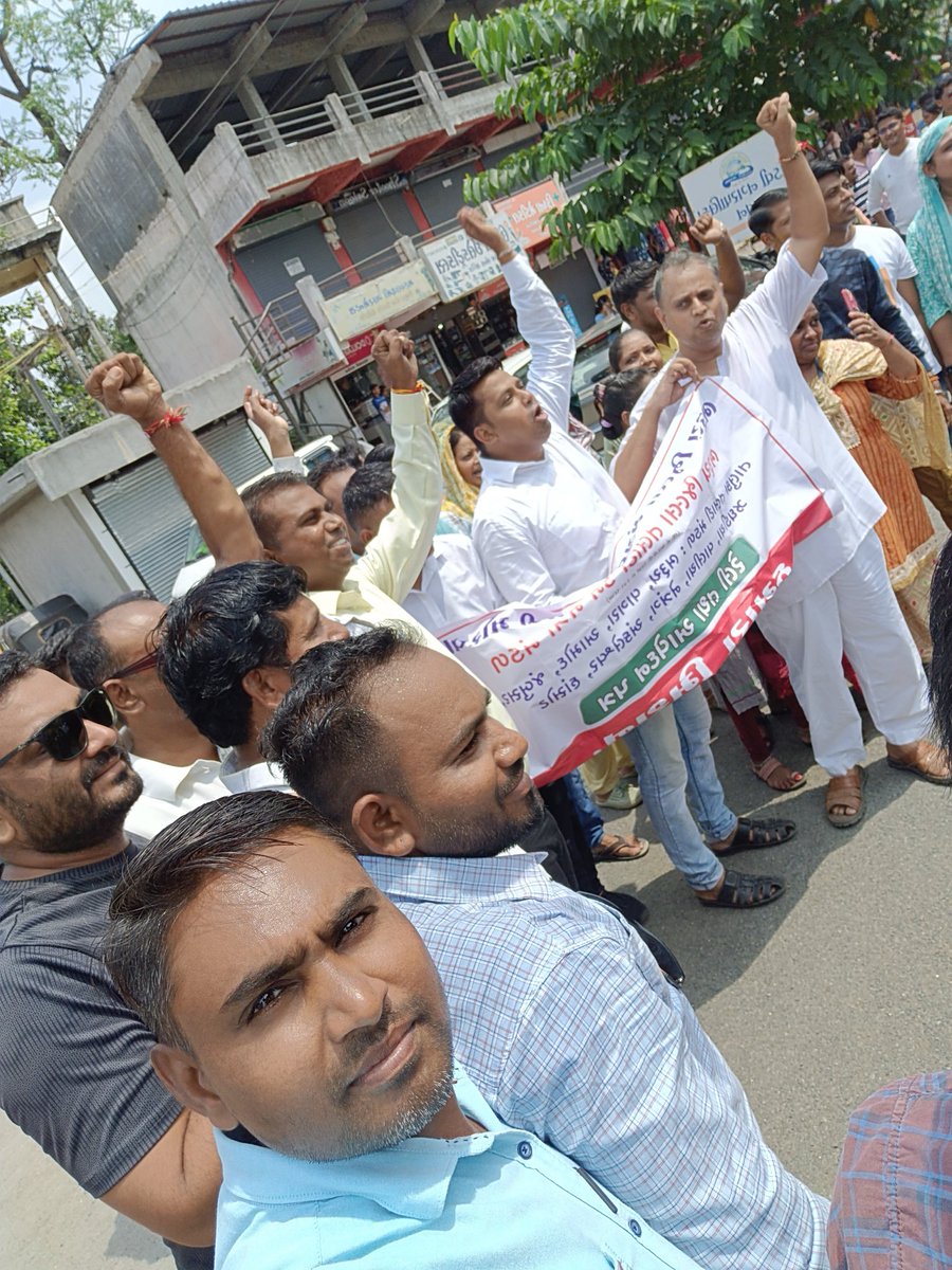 MINESHBHAIBHAR1's tweet photo. OPS લાગુ કરવા માટેની ઝોન કક્ષાની માંડવી ખાતેની  
રેલી.
@CMOGuj 
@brijeshmeja1 
@PMOIndia https://t.co/axwgywLZTX